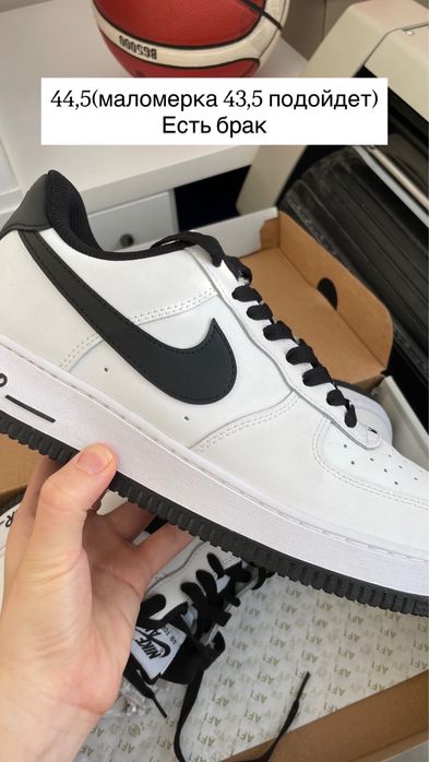 Новые кроссовки с незначительными дефектами