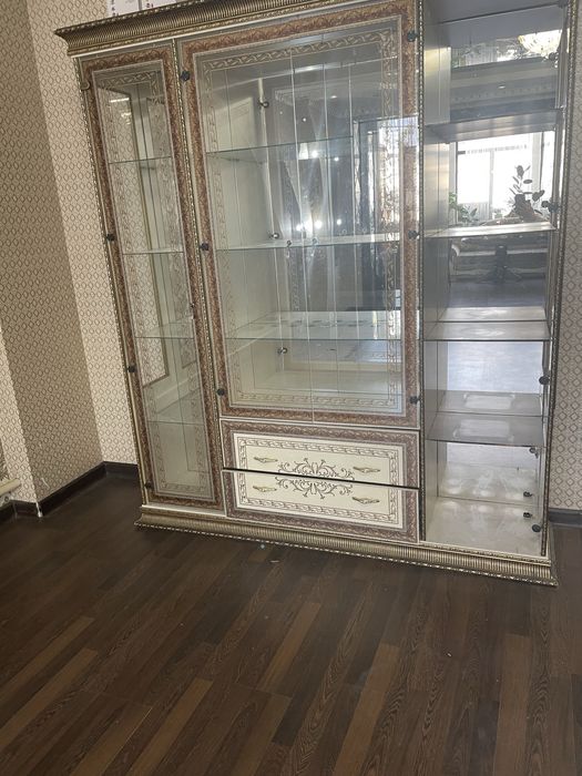 Продам стеклчный шкаф