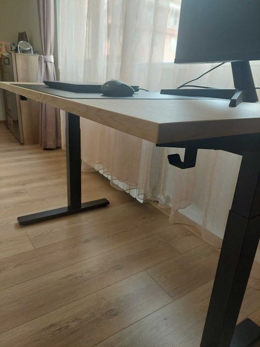 Ikea MITTZON бюро с практични функции и възможност за регулиране на височината