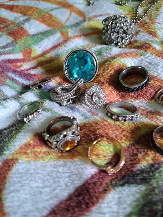 Дамски бижута, пръстени, кривни, колиета и гердани