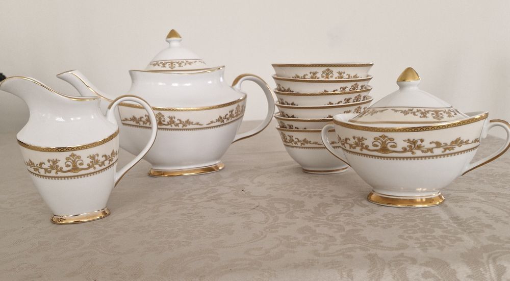 Сервиз чайный,белый с узором