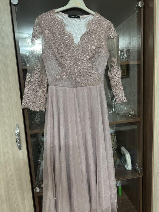 Продам платье за 10 000.