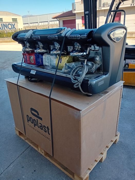 Професиональная кофемашина Faema