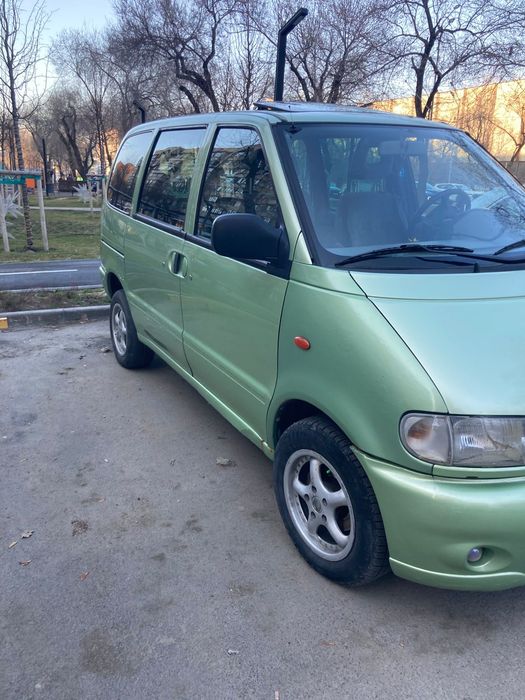 Продам Nisan Serena