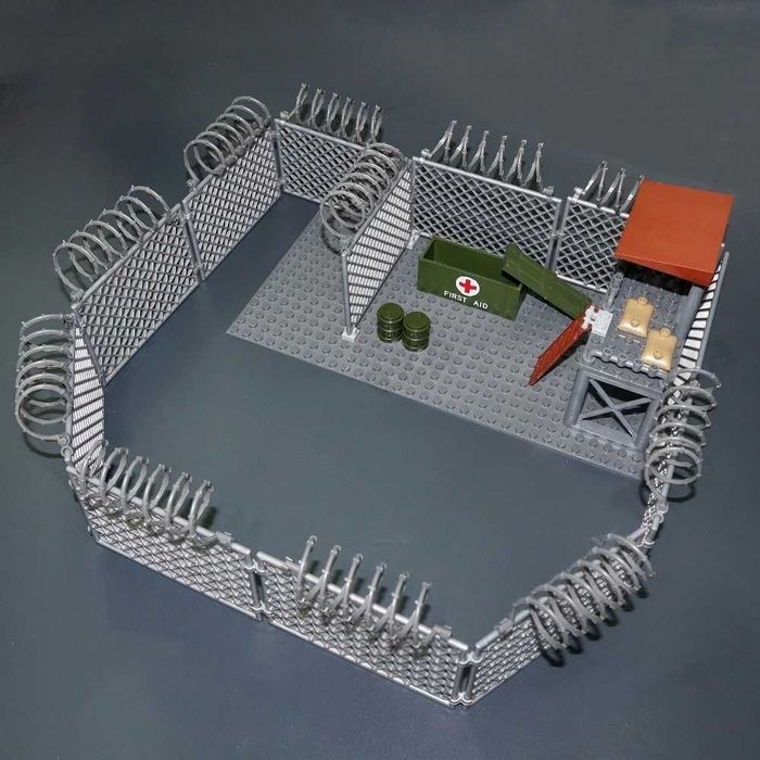 Baza militara mobila - jucarie tip Lego cu accesorii si placa incluse