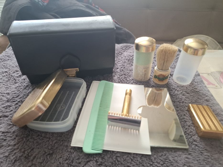 Продавам винтидж комплект за бръснене