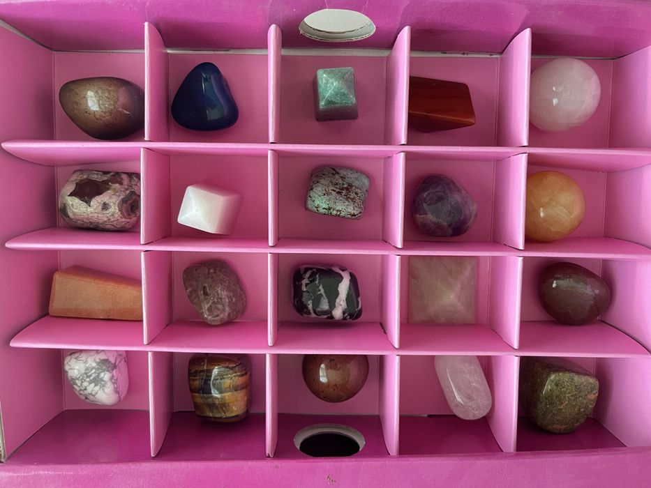 Книга и кристали