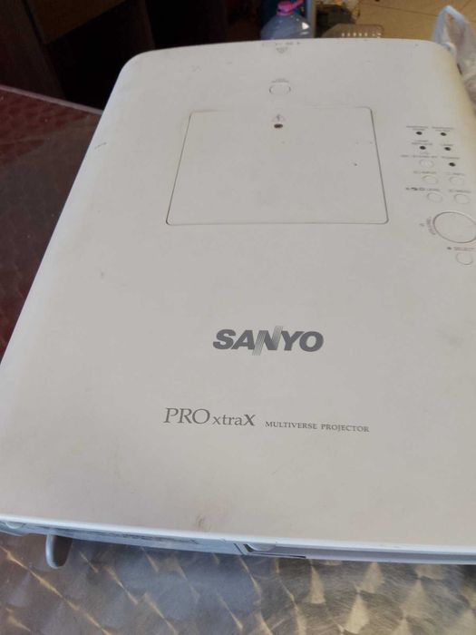 Продавам проектори-2 броя