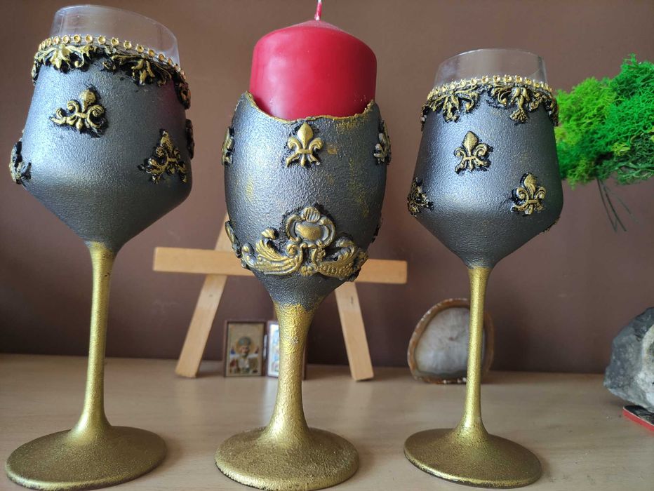 Ръчно рисувани чаши и свещник