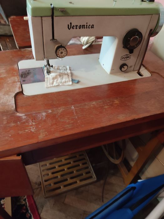 2 masini de cusut vechi