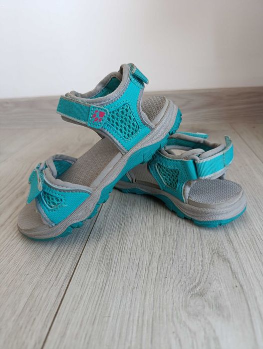 Здрави сандали за момиче.