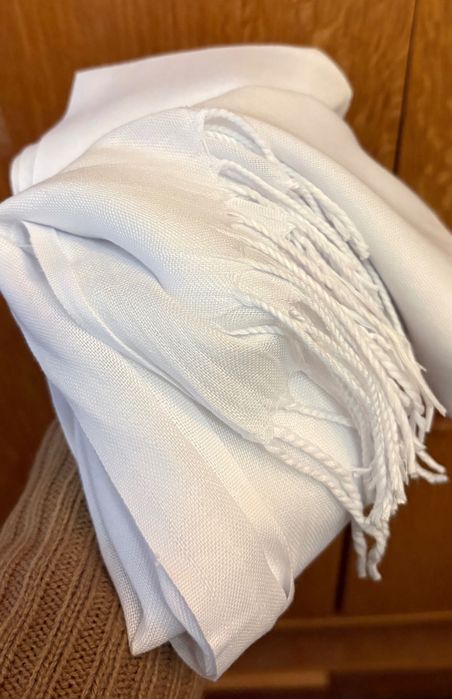 Eșarfă albă nouă