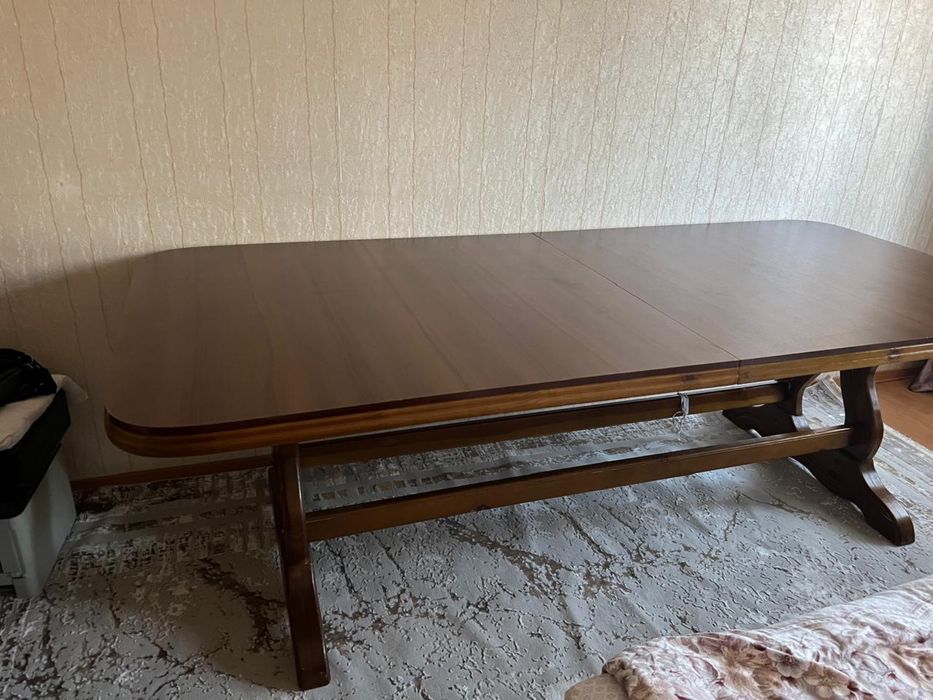 Стол и стулья в хорошем состоянии