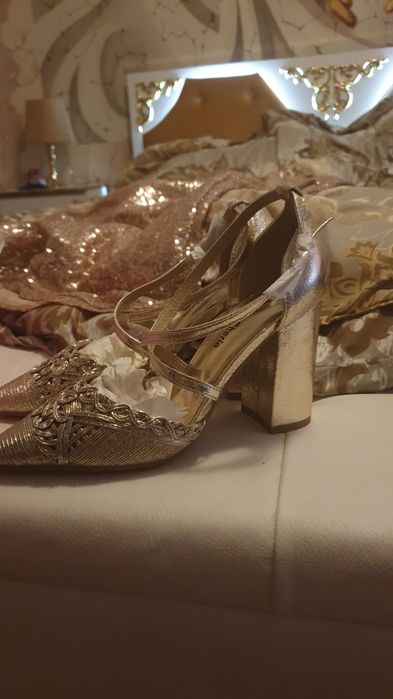 Нови луксозни обувки ,медно златисти ,златисти и брокатени.