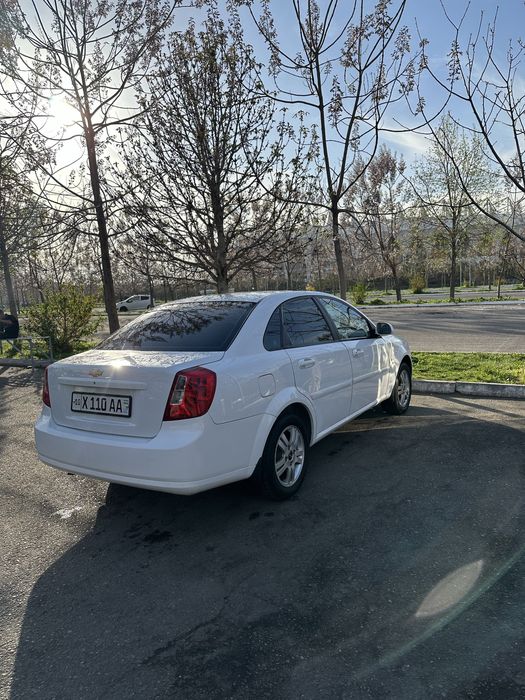 Ласетти 1.8 сотилади