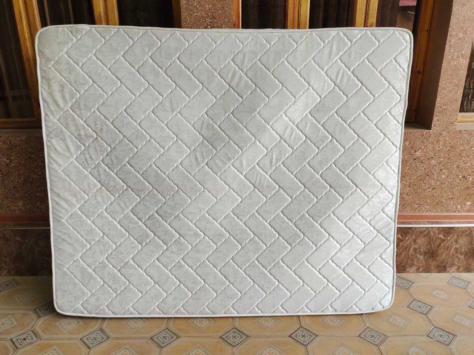 белый матрас хорошего качества