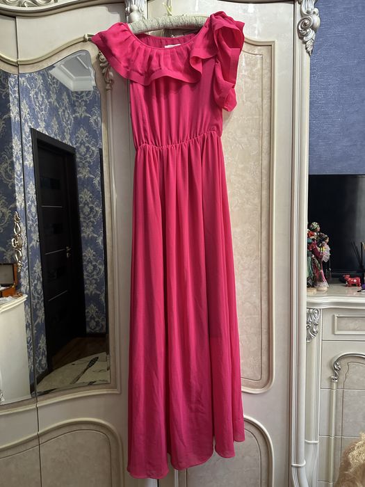 Платья б/у одеваные пару раз, в отличном состоянии.