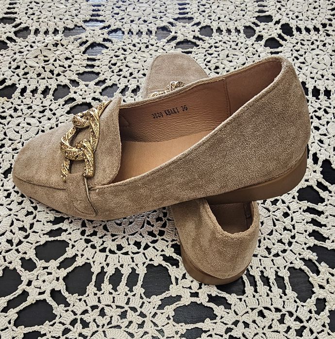 Mocasini / Loafers DeeZee bej cu lanț și strasuri