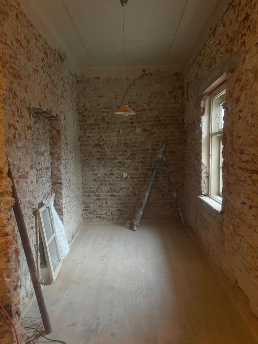 Vand apartament la curte