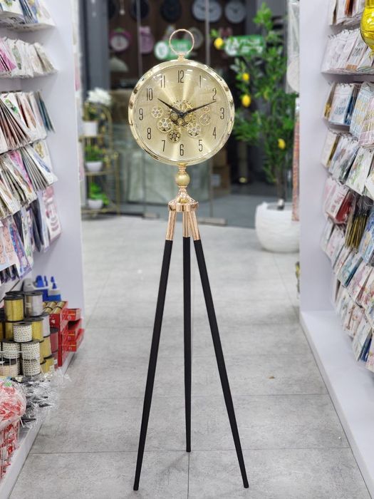 Напольные декоративные часы на треноге — с синим циферблатом и шестерё