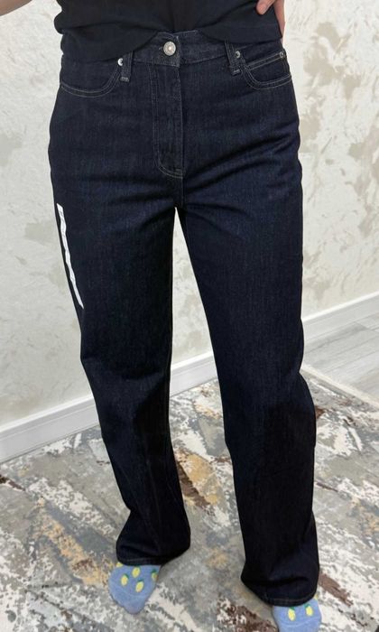 Джинсы бренда Uniqlo
