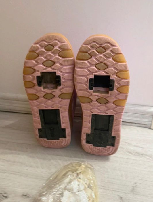 Adidași cu role și leduri