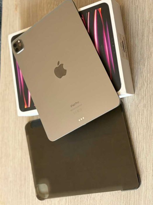 iPad Pro 11 inch M2, 128GB, Stare Impecabilă, Baterie 98%, + Husă Smart Folio și Cutie Originală