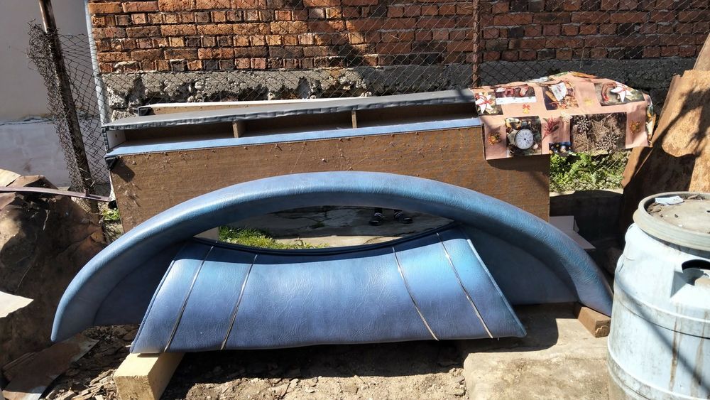 Vând pat cu doua noptiere