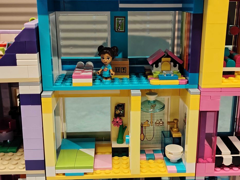 Lego Friends 41704, Cladirea de pe strada principala
