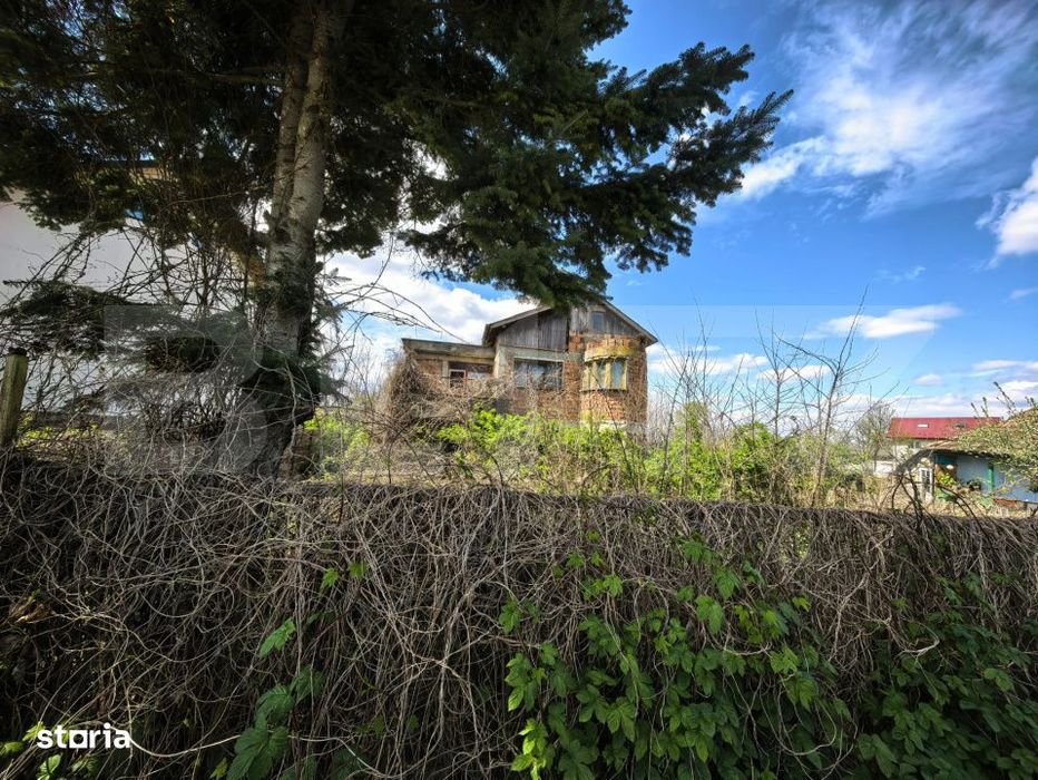 Teren de vanzare  – 1400 mp, situat la strada principala Prisacani