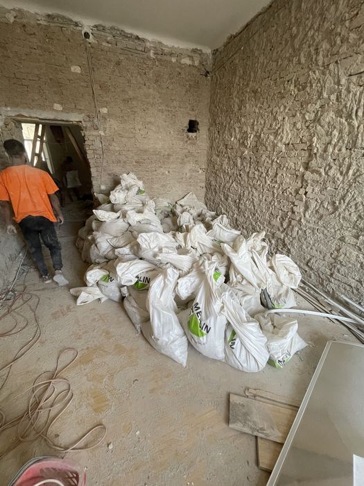 Executam lucrari de demolari,spargem sapa,gresie,faianta,beton,moloz