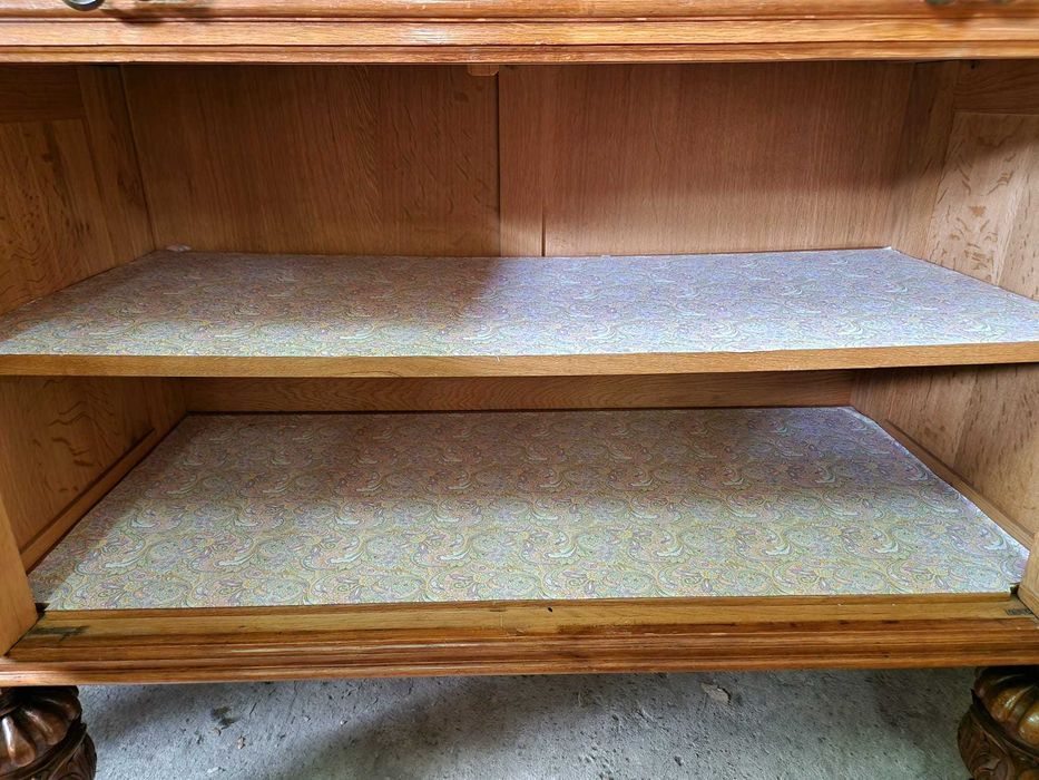 Изящно резбован контрабюфет дресоар от дъбов масив с метален обков