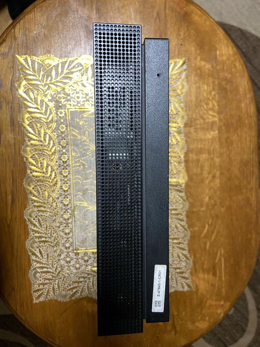 Vând Xbox One X 4k 1TB