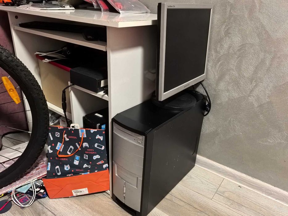 Настолен компютър с монитор