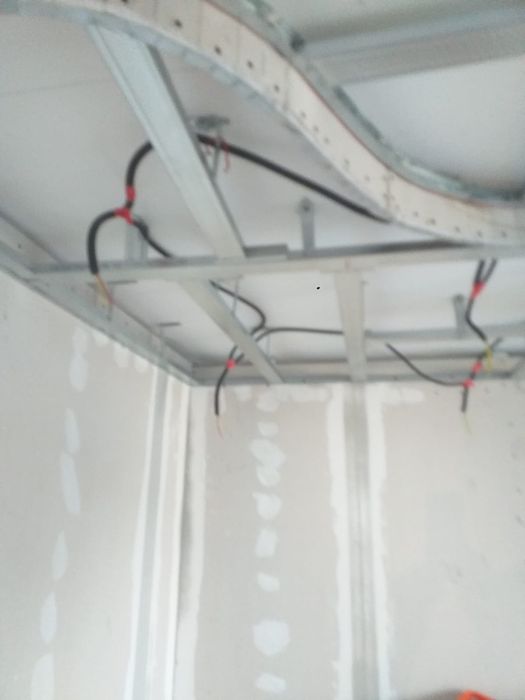 Executam instalații sanitare și electrice si placări scării gresie mar