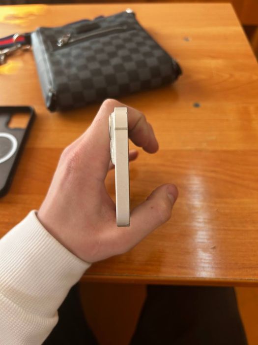 iPhone 14 белый цвет