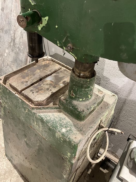 Bormasina industriala cu coloana-masina de gaurit