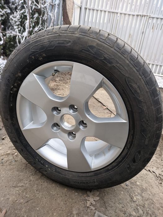 Vând janta echipată cu cauciuc 205/60/15 noi.