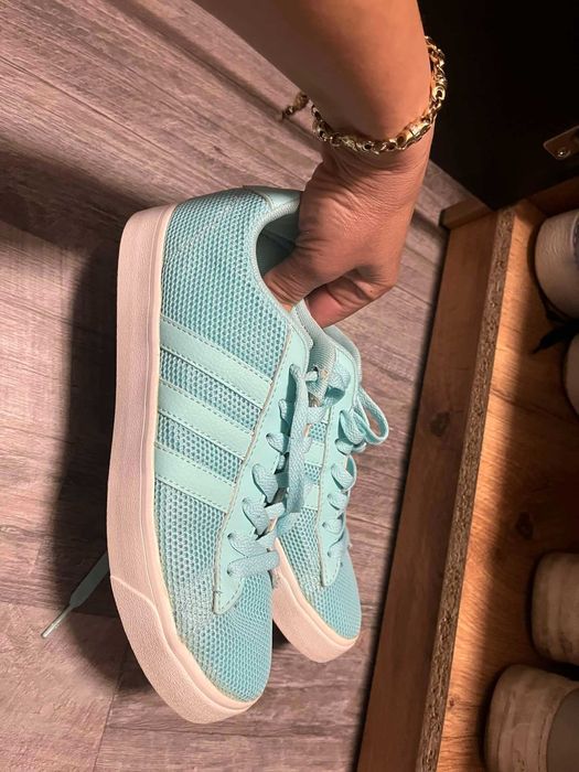 Дамски маратонки комплектна цена 200 лв