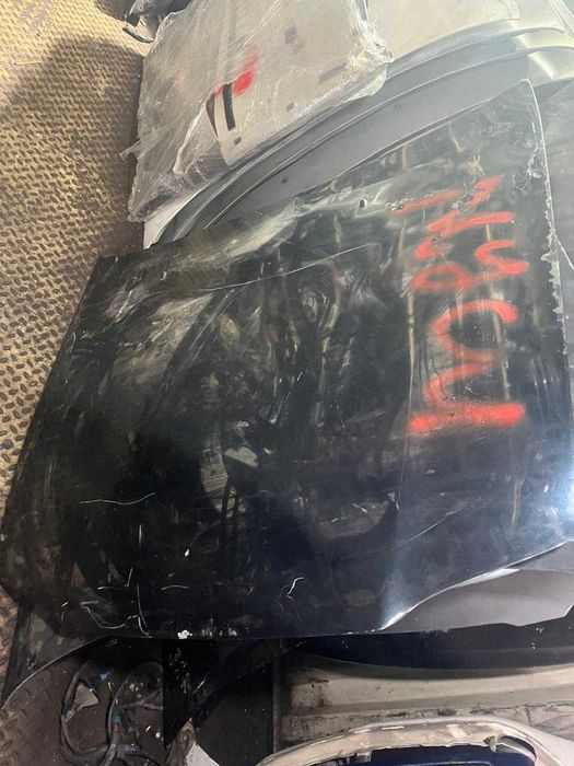 Капот на карина е