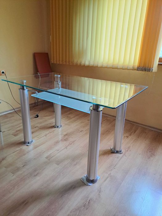 Трапезна  маса стъклена