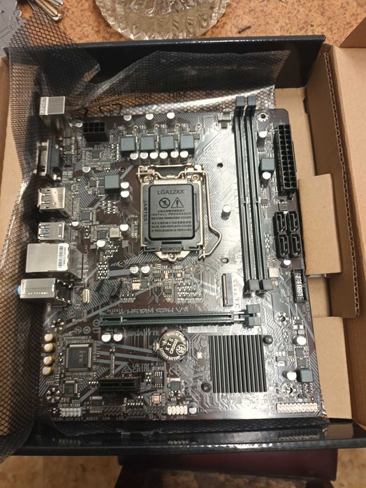 Продавам дънна платка GIGABYTE H510M S2H V3 сокет 1200 с гаранция до 2028г