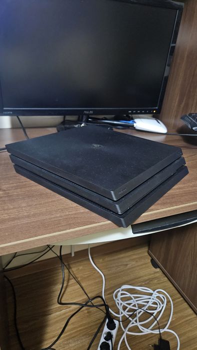 Ps4 pro 1TB 2 joystick uri + 6 jocuri
