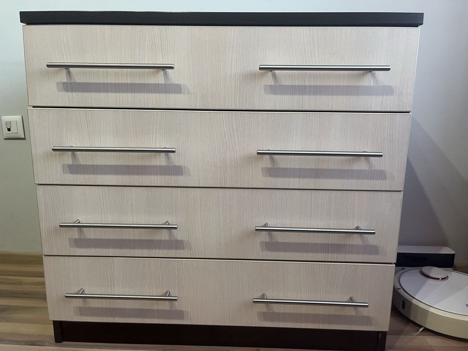 Скрин с четири чекмеджета