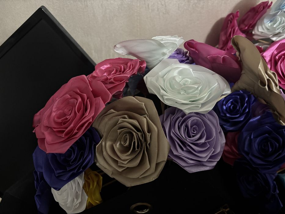 Buchete de trandafiri din satin