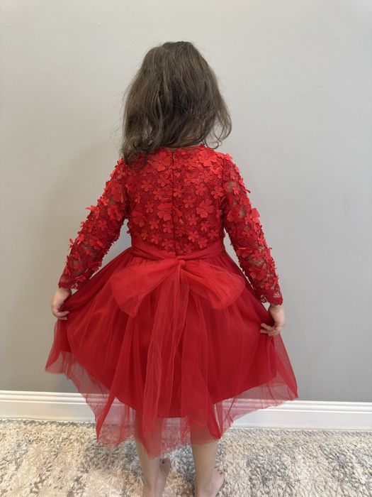 Продам нарядное платье для девочки