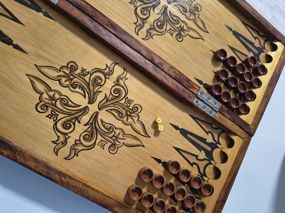 Ръчно изработена дървена табла (бекгемън) – резба, над 20 години