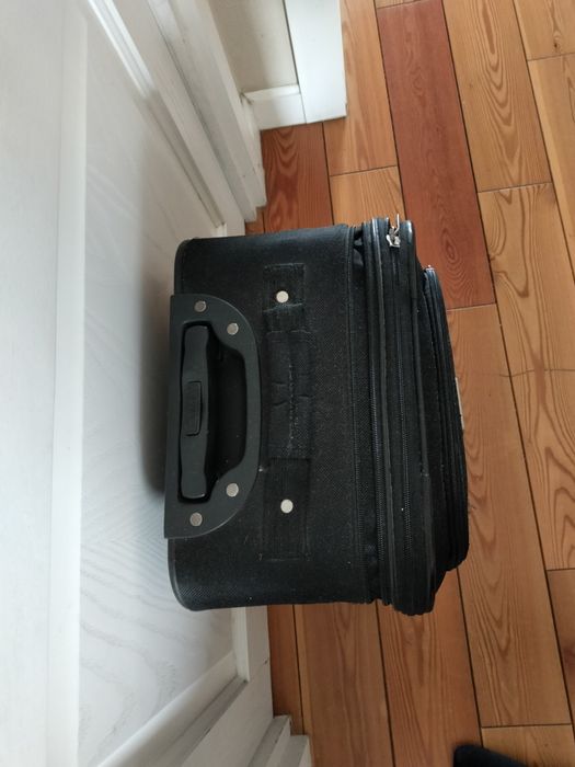 Чемодан средний чёрного цвета