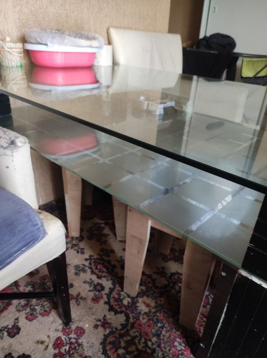 Продам стеклянный стол