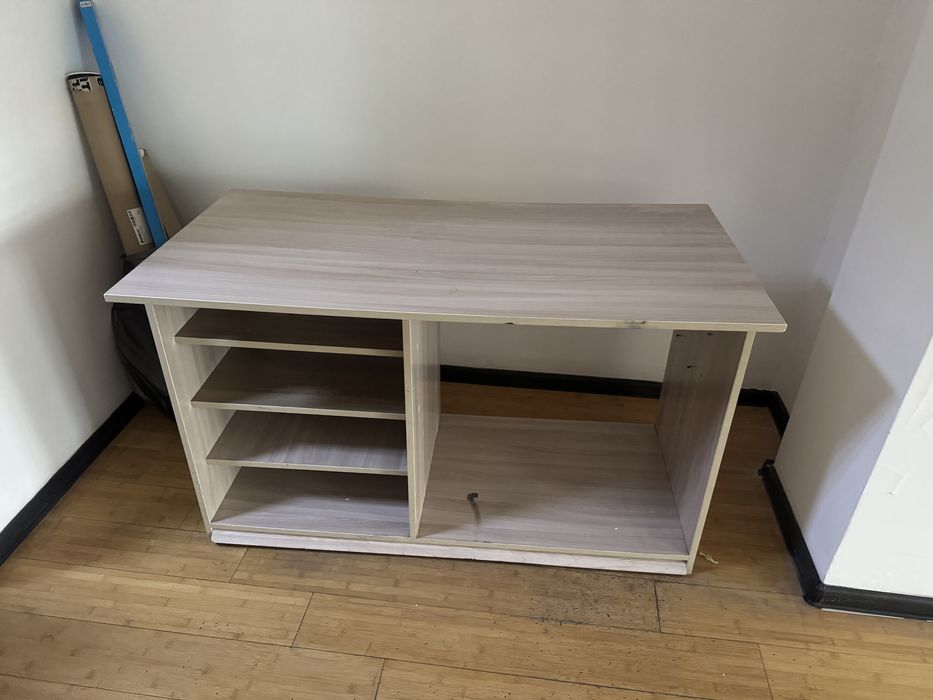 Офисная мебель (столы, шкафы)